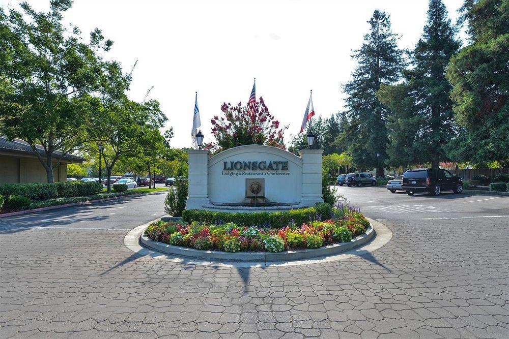 Lions Gate Hotel McClellan Exteriör bild