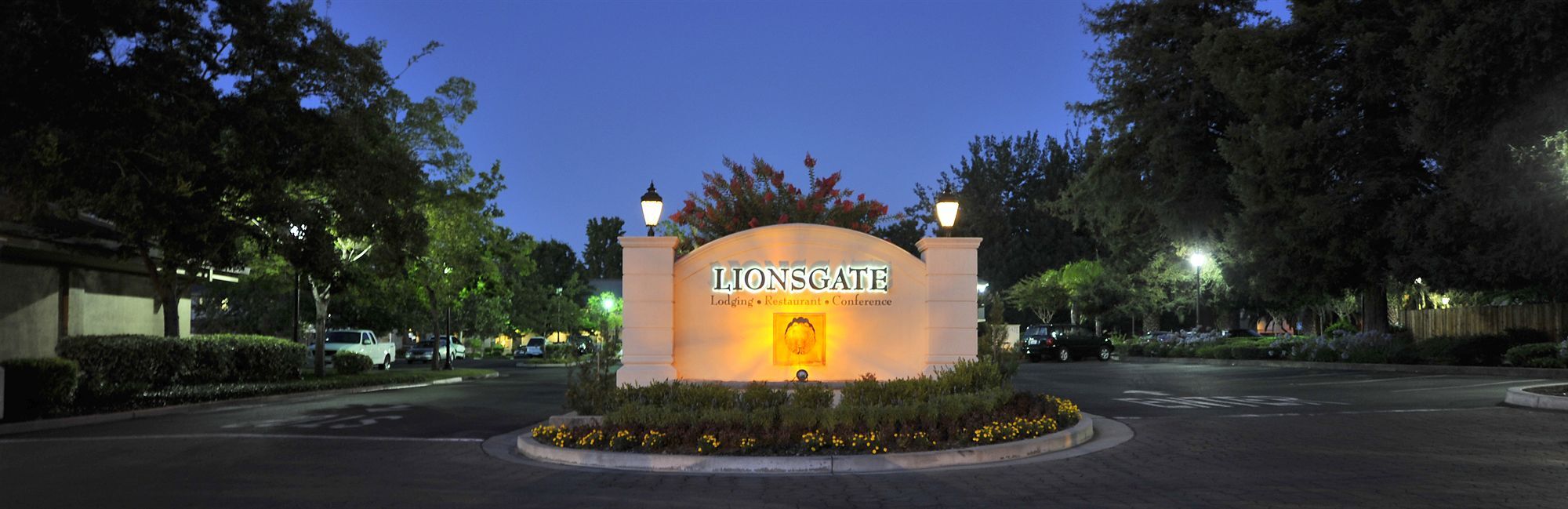 Lions Gate Hotel McClellan Exteriör bild